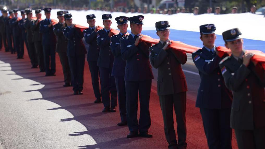 vojnici nose zastavu