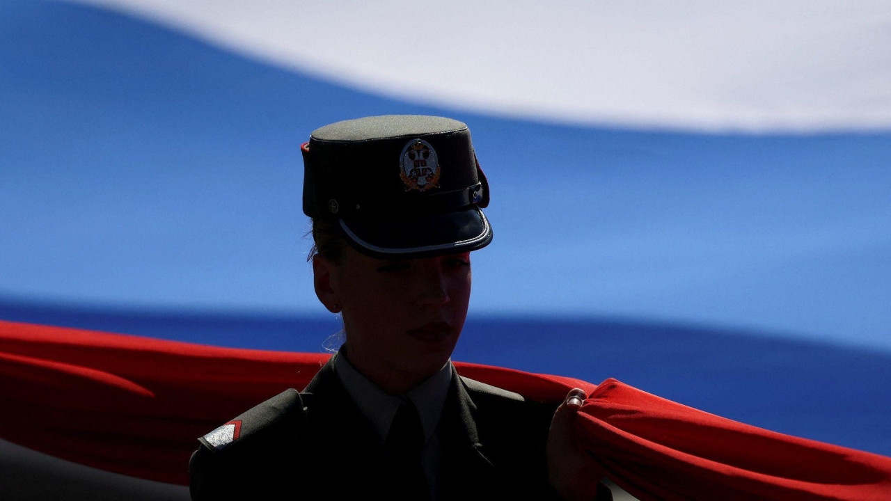 Devojka drži džinovsku zastavu srbije na vojnoj paradi u Beogradu