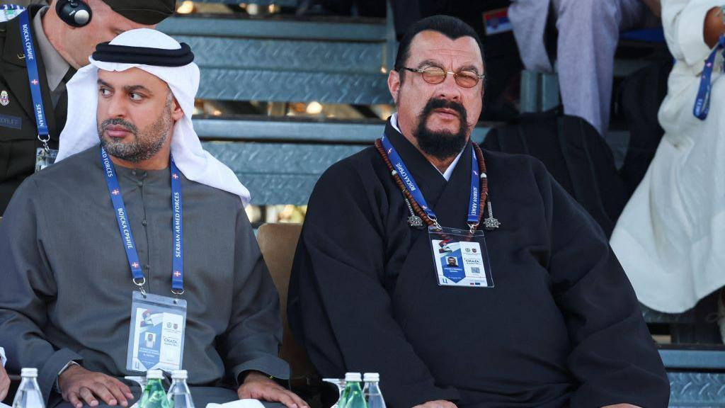 Stiven Sigal na paradi u Beogradu