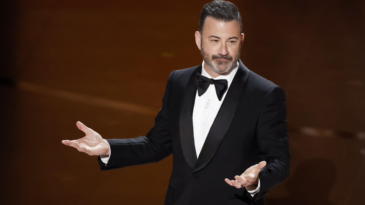 Džimi Kimel na pozornici u smokingu