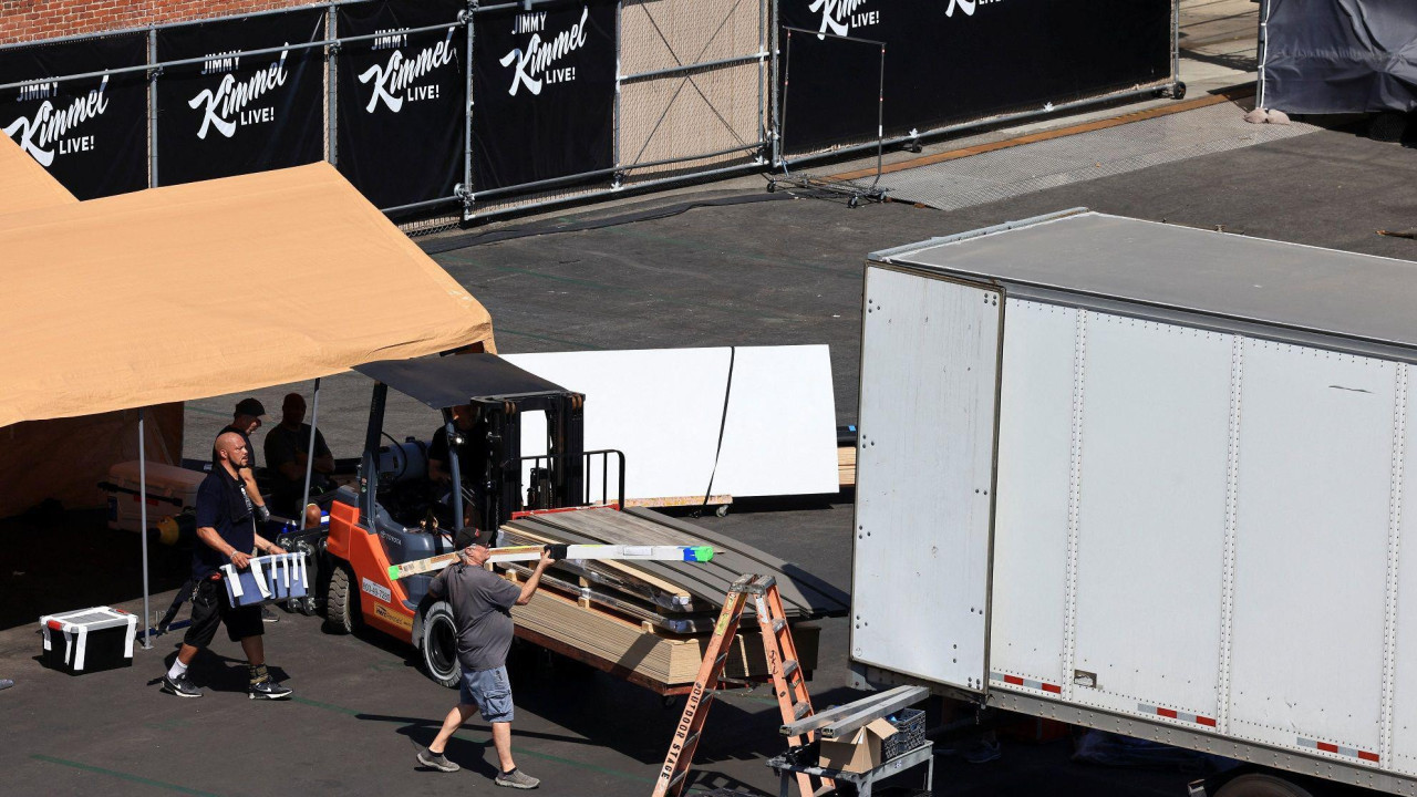 Radnici napolju pakuju scenografiju za Kimelov šou 20. septembra