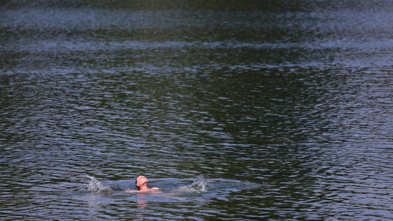 Čovek se kupa na jezeru Ada Ciganlija u Beogradu