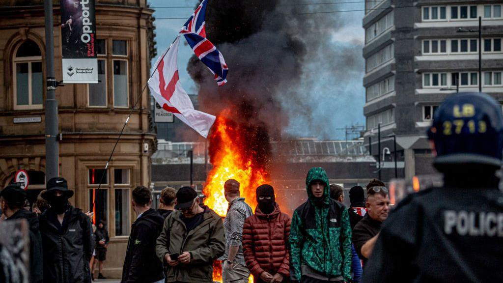 Ultardesničari na protestu 2. avgusta 2024. godine u Engleskoj pod nazivom Dosta je bilo