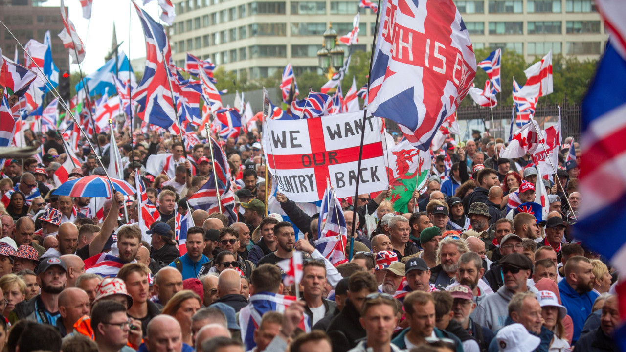 Demonstranti sa zastavama Svetog Džordža na protestu Ujedinite Kraljevstvo 13. septembra 2025.