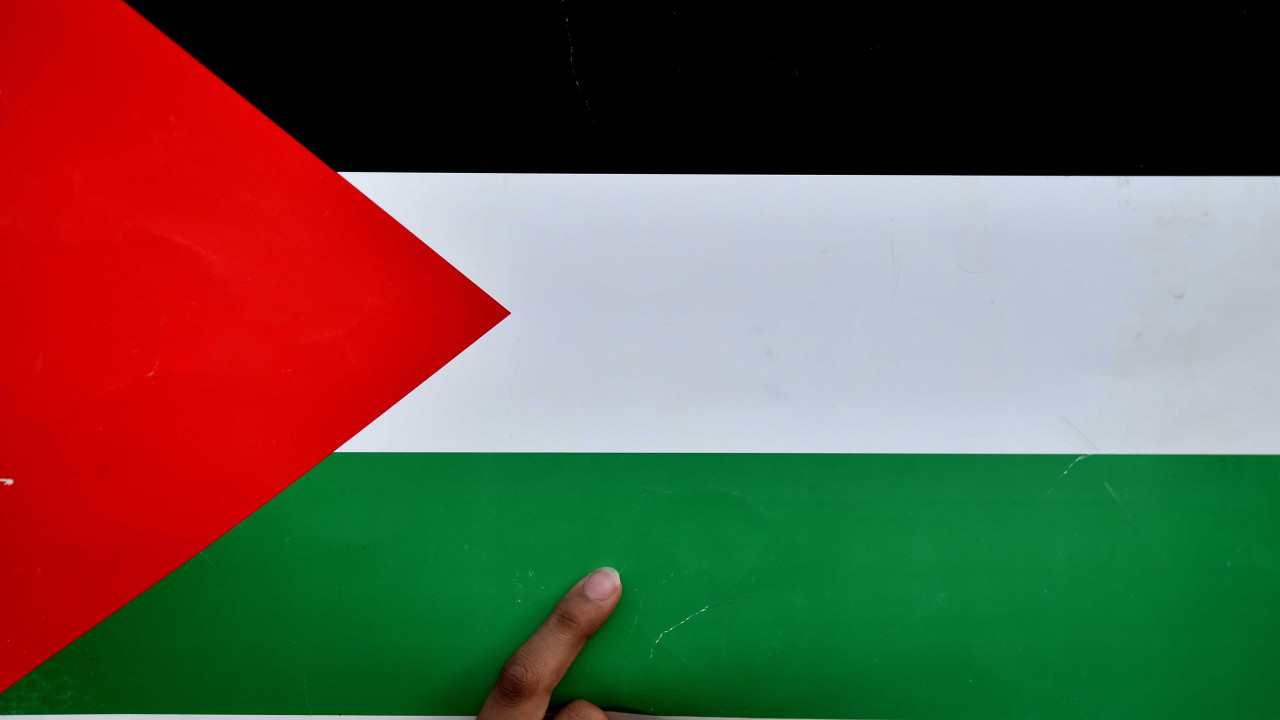 Pristalica Studentske organizacije Imamija (ISO) drži palestinsku zastavu tokom skupa solidarnosti sa Palestinom, u Karačiju, Pakistan, 16. maja 2024.