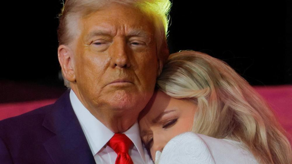 Tramp i Erika Kirk na komemoraciji Čarliju Kirku, ubistvo čarlija kirka, charlie kirk, komemoracija čarliju Kirku