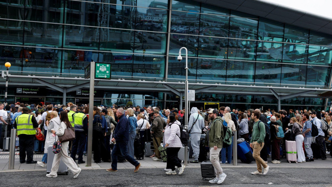 Redovi ispred aerodroma u Dablinu, Irska u subotu popodne