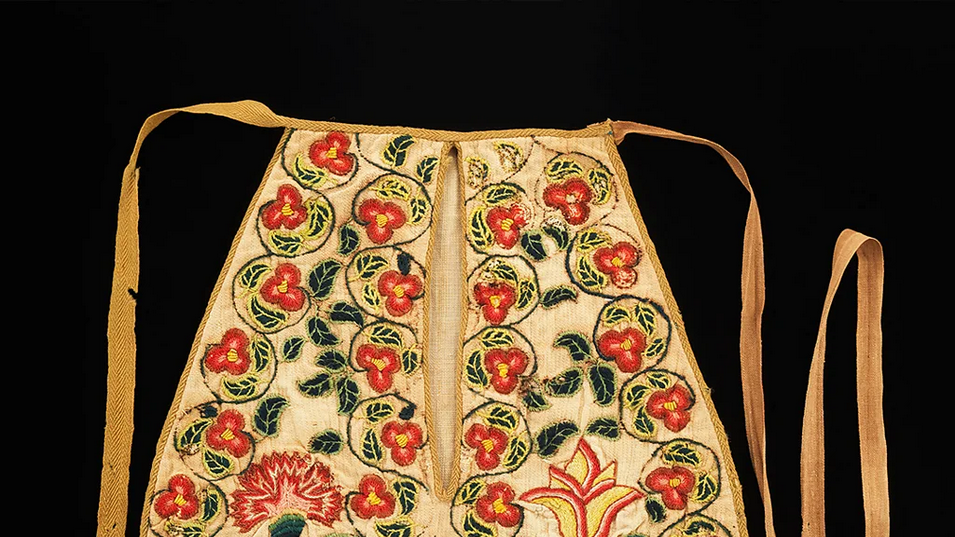 U 16. i 17. veku, žene su nosile verzije džepova koji se vezuju oko struka, ispod njihovih suknji, na fotografiji je primer jednog takvog džepa bež boje, ukrašenog vezenim crvenim i ljubičastim cvetovima 