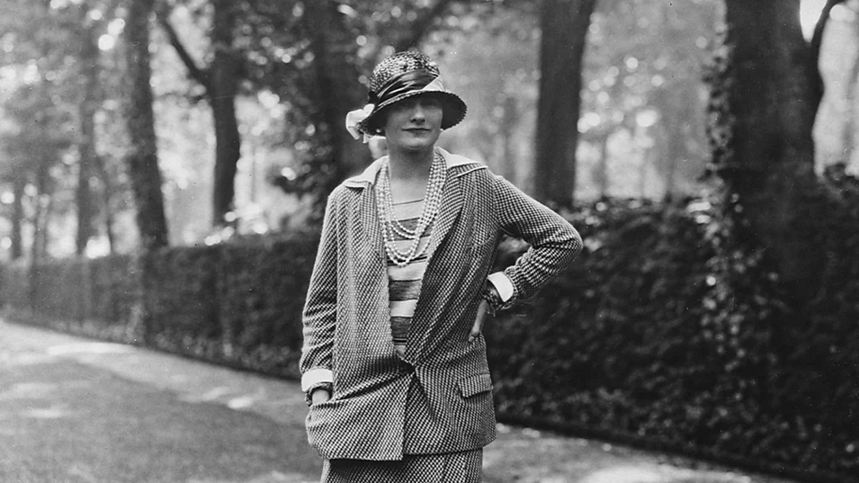 Francuska kreatorka Koko Šanel u jednoj od vlastitih kreacija sa džepovima, pozira u njenom pariskom vrtu, 1929. godine, crnobela fotografija