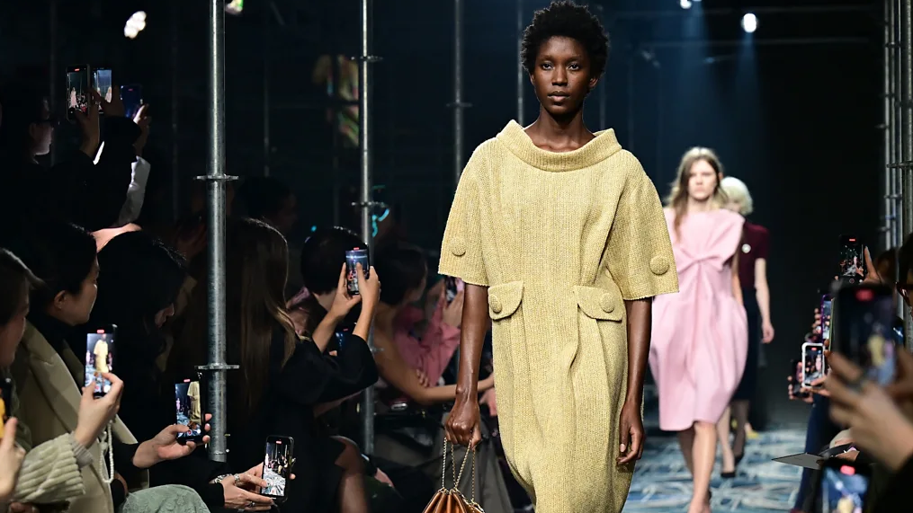 Mdna revija na kojoj manekenka nosi žutu haljinu sa džepovima