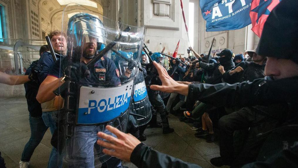 sukob demonstranata i policije 