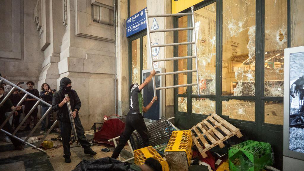 Maskirani muškarci razbijaju staklo na vratima metalnim gredama 