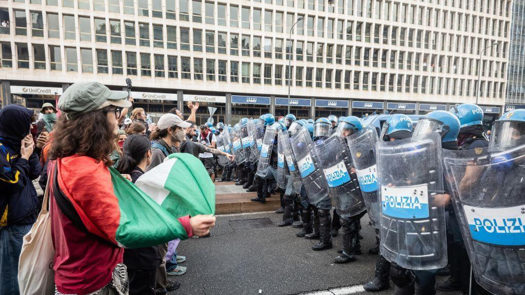 policijski kordon i demonstranti prekoputa
