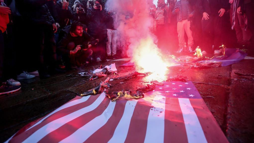 zapaljena američka zastava