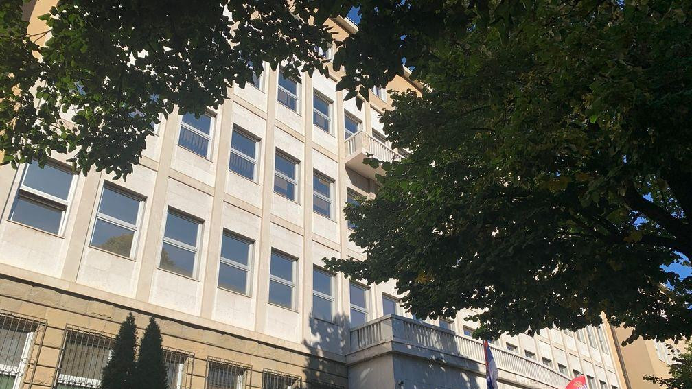 Zgrada oker boje gde je Javno tužilaštvo za organizovani kriminal, sa zastavama Srbije na ulazu