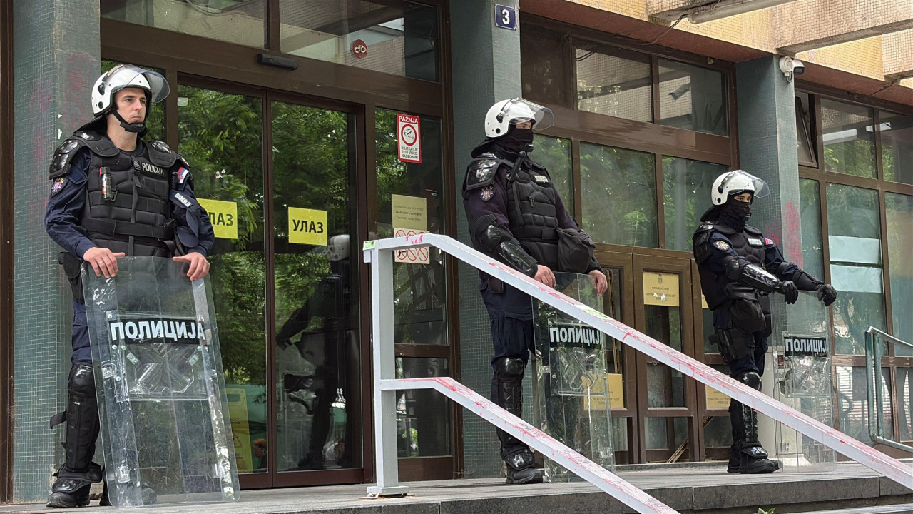Žandarmerija ispred zgrade suda
