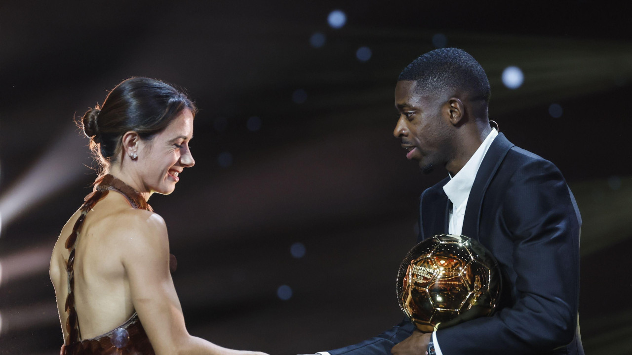 aitana bonmati i usman dembele se rukuju, dobitnici zltne lopte za 2025, najbolji fudbaler i fudbalerka za 2025.