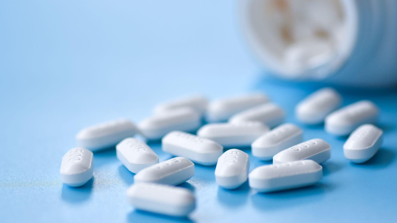 bele tablete, bele pilule prosute po stolu