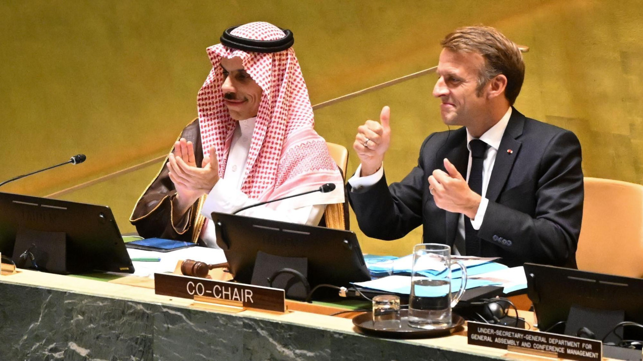 
                    Ministar spoljnih poslova Saudijske Arabije, princ Fejsal bin Farhan i francuski predsednik Emanuel Makron u UN manuel Macron (R) gesture during the High-level Internatio