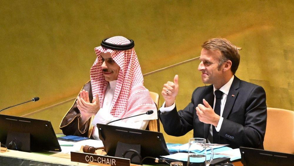 Predsednik Francuske Emanuel Makron i saudijski ministar spoljnih poslova princ Fajsal bin Farhan gestikuliraju tokom Međunarodne konferencije na visokom nivou za mirno rešavanje palestinskog pitanja i sprovođenje sporazuma o dve države 