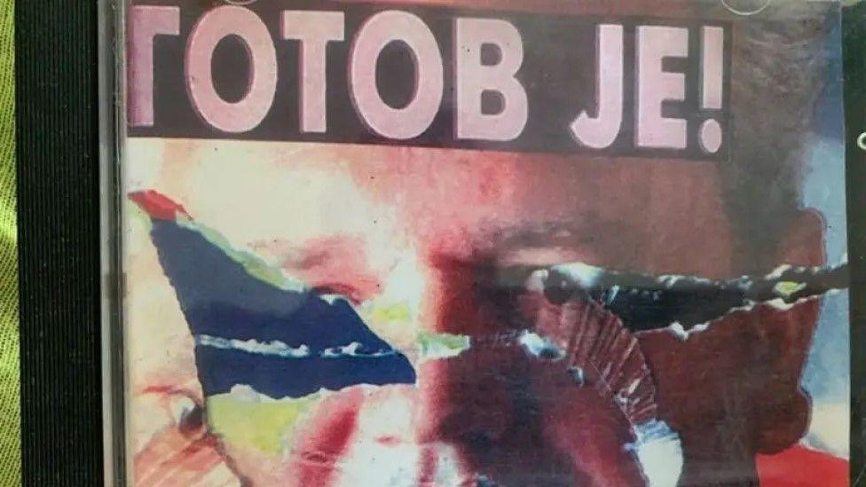 slobodan milošević, pocepan plakat, plakat sa likom miloševića na kojem piše gotov je