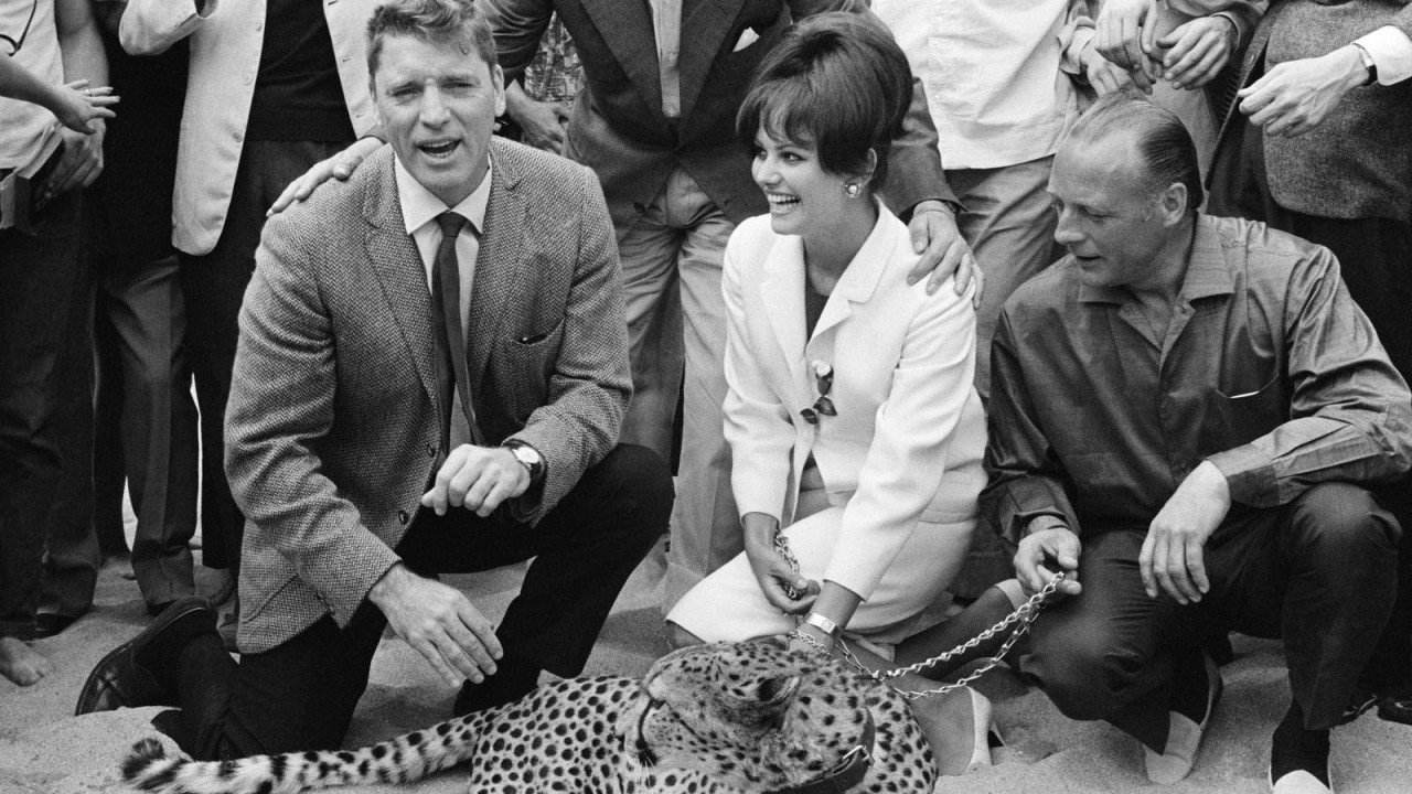 Kardinale (u sredini) pored glumca Berta Lankestera (levo) na predstavljanju Viskontijevog filma Leopard 1963.  