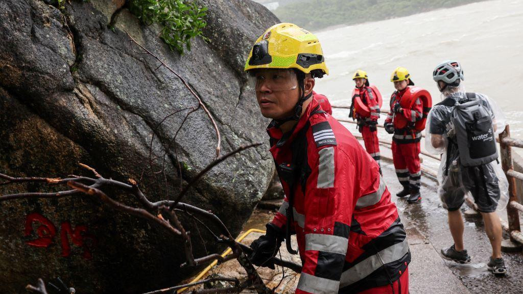 Spasioci uklanjaju posledice oluje u Hongkongu