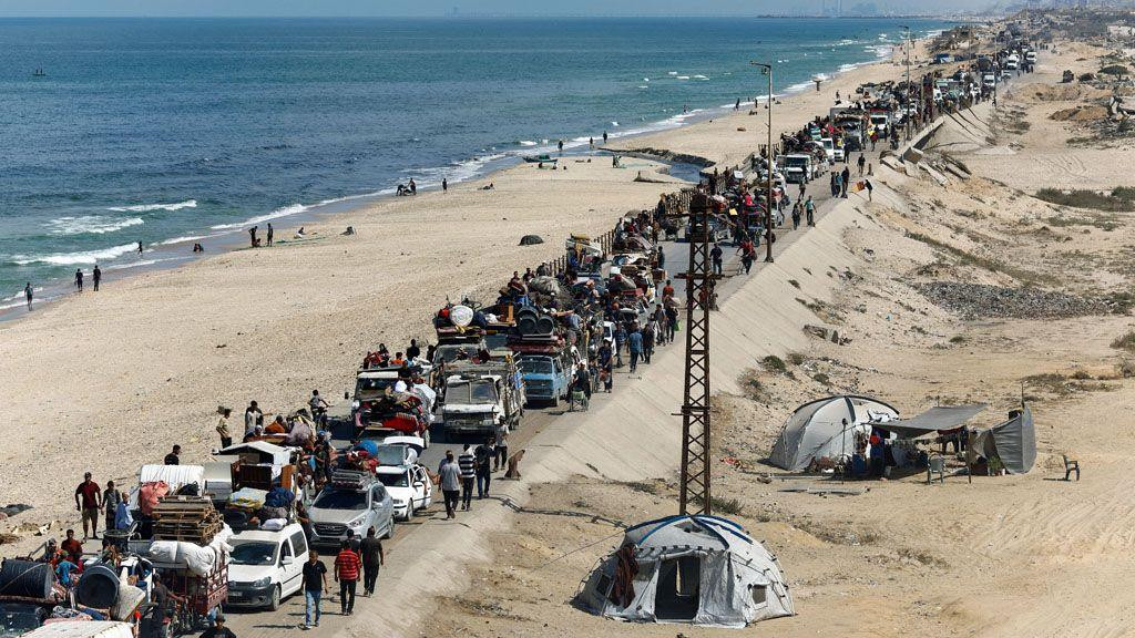 kolona palestinaca, palestinci hodaju u koloni, raseljeni palestinci