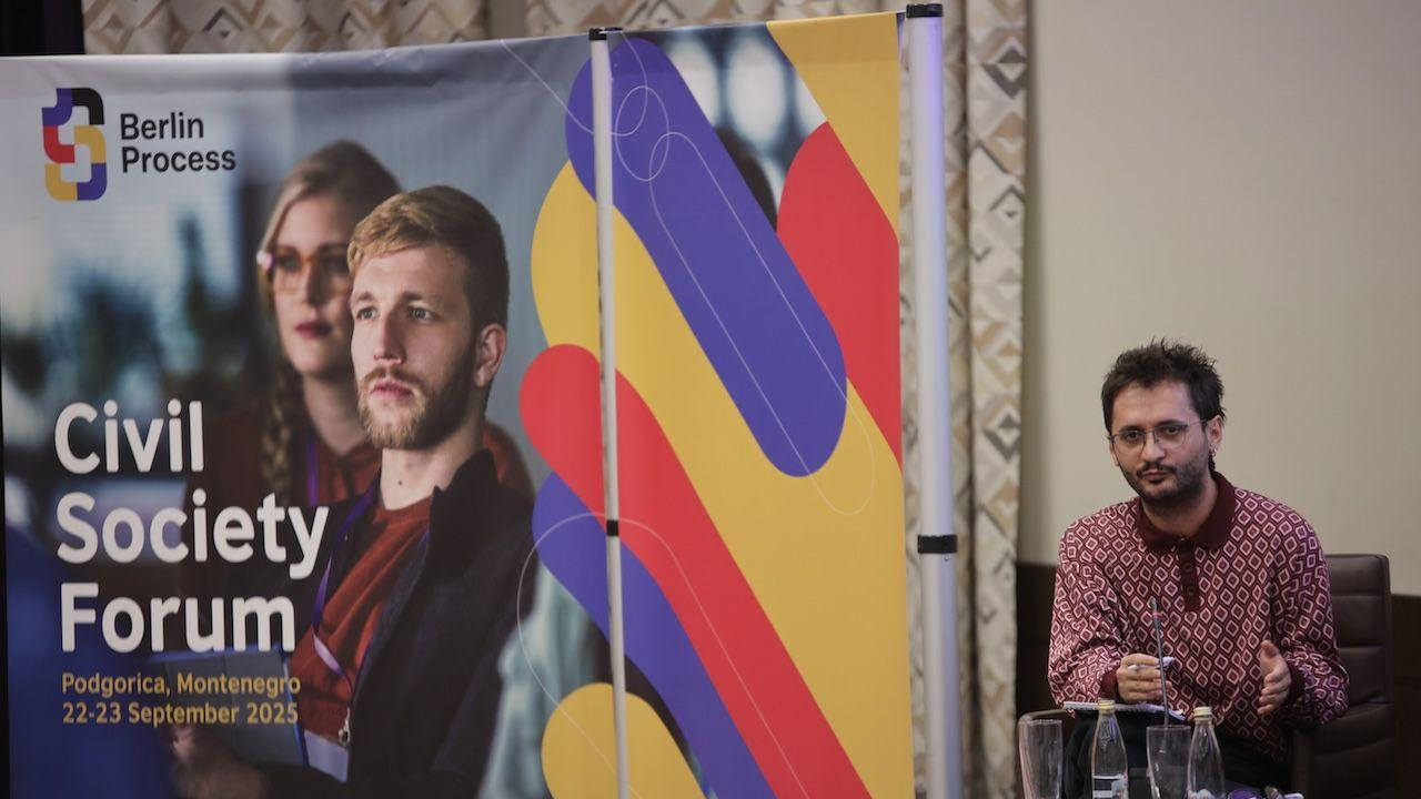 Govornik stoji pored panela foruma civilnog društva