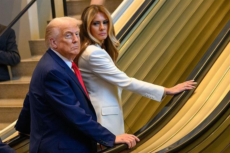 Donald Tramp i Melanija Tramp na pokretnim stepenicama u zgradu UN p as they ascend a stalled escalator at the United Nations headquarters in New York.