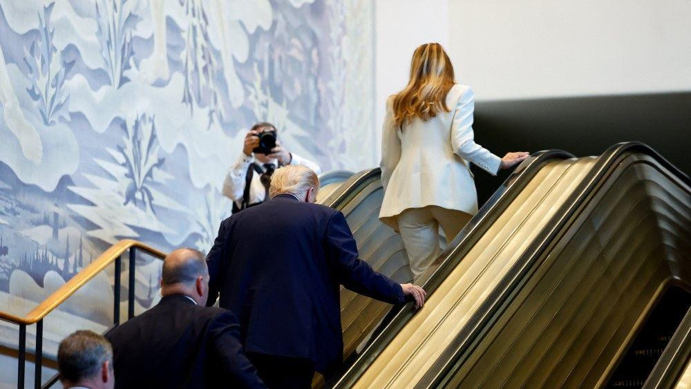 Tramp i Melanija na pokretnim stepenicama