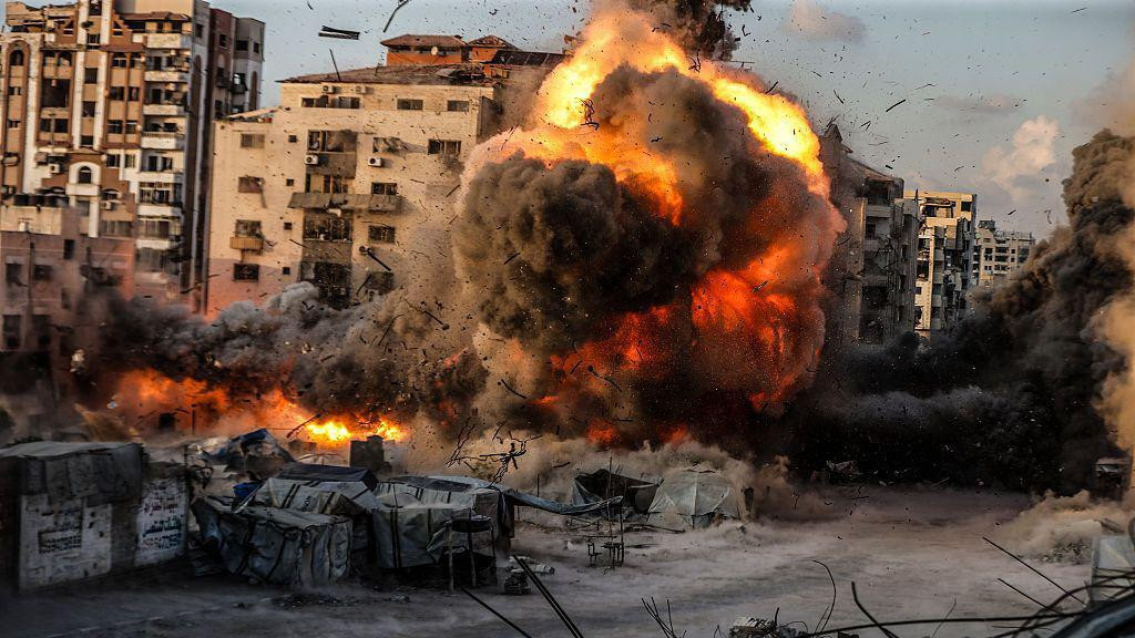 eksplozija u gradu gazi posle izraelskog apada, dim kulja posle izraelskog napada na grad gazu