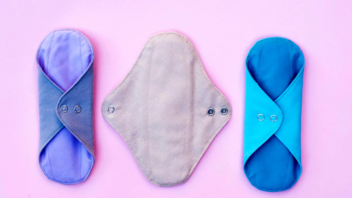 Tri uloška za višekratnu upotrebu za menstruaciju na ružičastoj pozadini