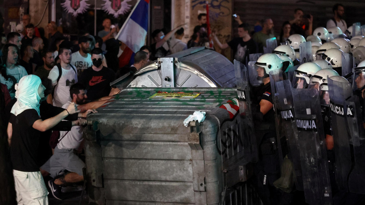 Blokade puteva, kontejner, protesti u srbiji, mupškarci guraju kontejner na ulicu a policija ih u tome sprečava