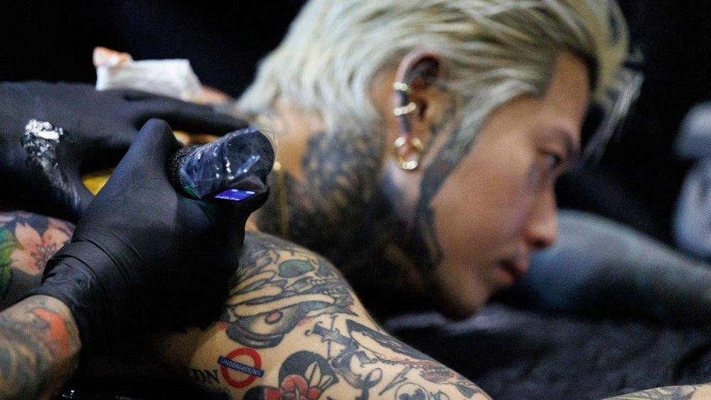 tetoviranje, tetovaža, muškarac se tetovira