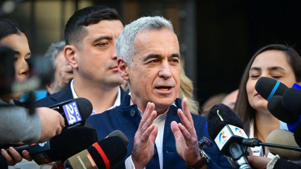 Kalin Đorđesku okružen medijima i mikrofonima