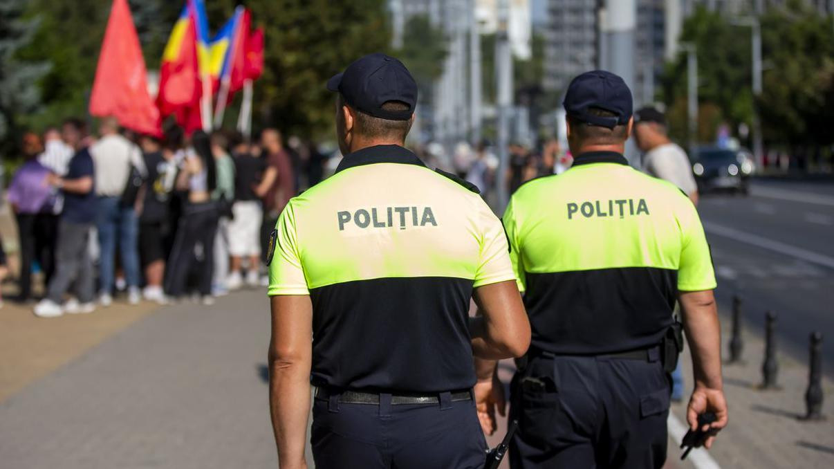Dvojica muškaraca u uniformi moldavske policije