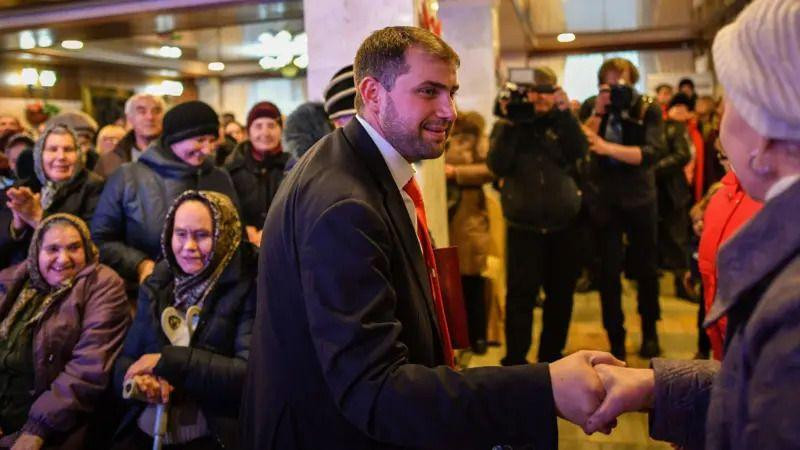 Ilan Šorom tokom kampanje se rukuje sa pristalicima