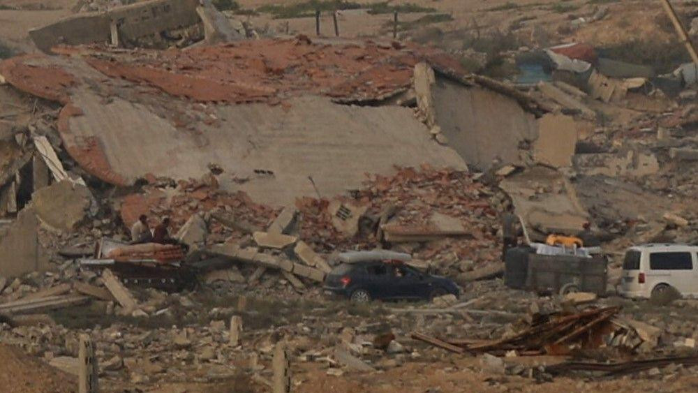 gaza, pojas gaze, dečaci stoje i gledaju razrušeni deo gaze