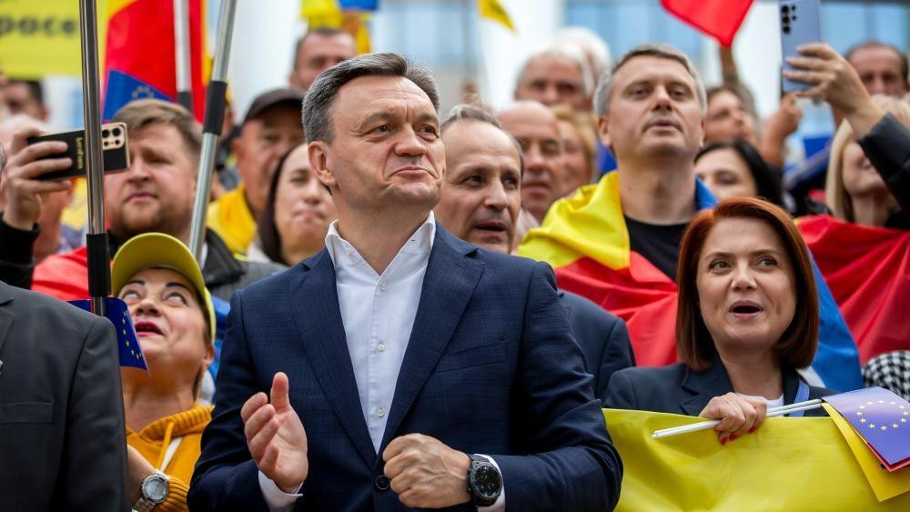 
                    Premijer Moldavije Dorin Rečan na mitingu u petak u susret izborima u nedelju, u odelu, okružen pristalicama partija PAS koje mašu zastavam Moldavije i Evropske unije.
  