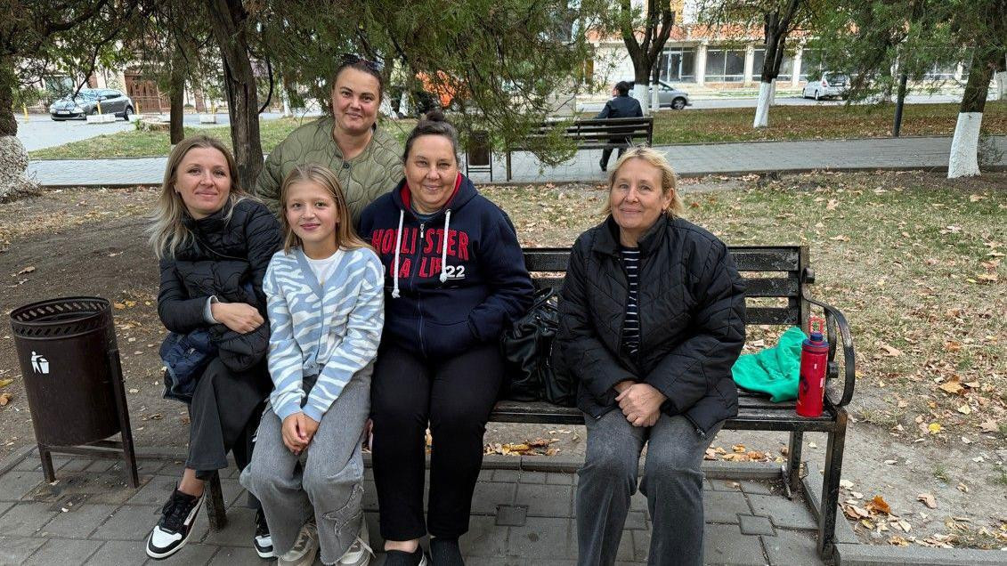 Porodica u Krikovi, oblasti poznatoj po proizvodnji vina, izvan predgrađa Kišinjeva, tri žene i devojčica sede na klupi