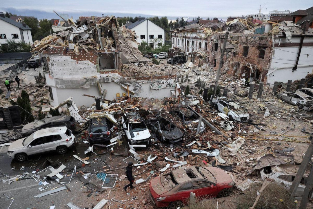 Ruševine kuća u stambenom delu Kijeva posle ruskog udara dronovima i raketama, 28. septembar 2025