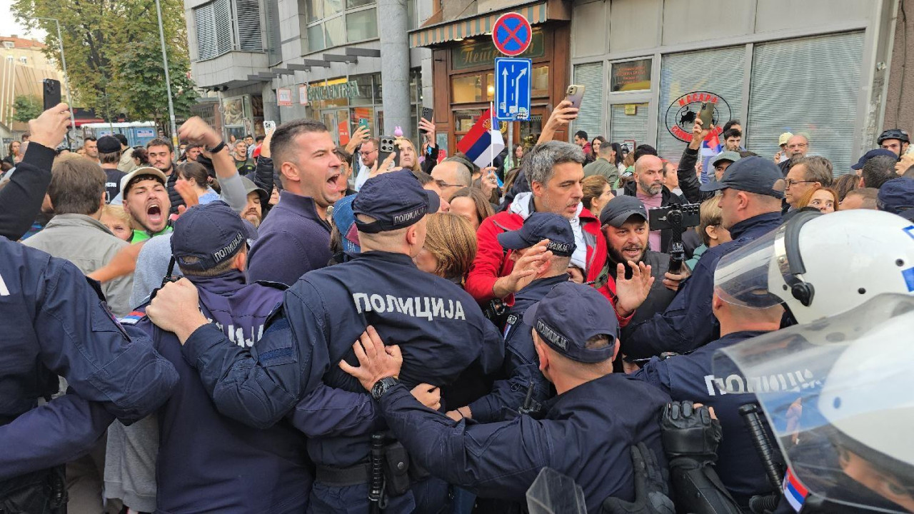 Protest u Beogradu, policija nagurava demonstrante 