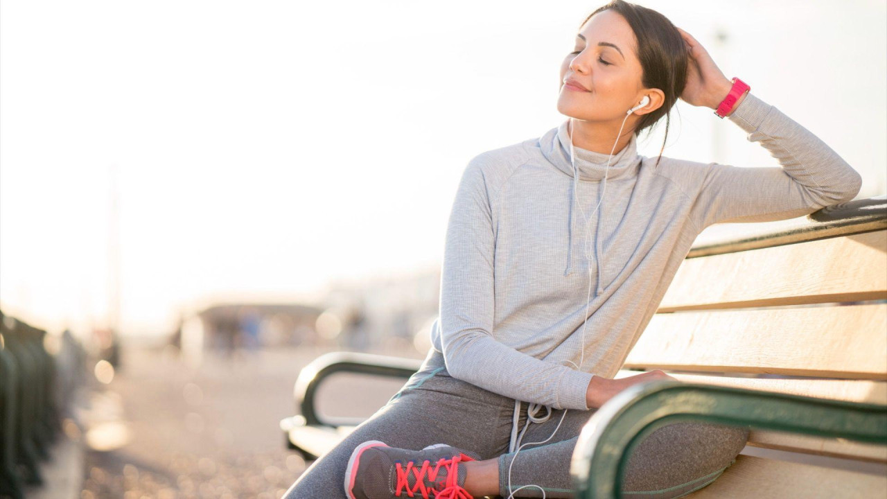 žena odmara posle trčanja