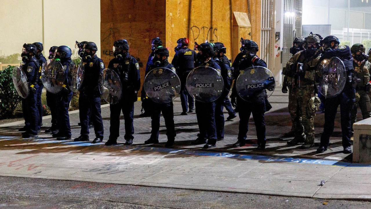Agenti službe ICE i policajci u kordonu u Portlandu, u saveznoj državi Oregon
