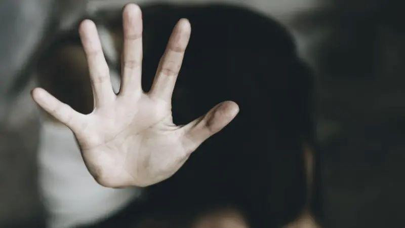 ilustracija žena drži podignutu ruku 