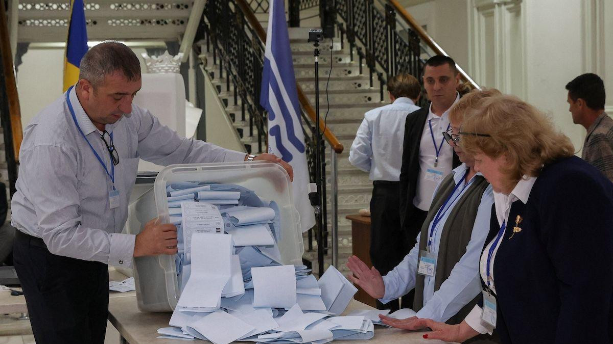 Članovi izborne komisije prazne glasačke kutije po zatvaranju biračkih mesta za parlamentarne izbore u Moldaviji, 28. septembar