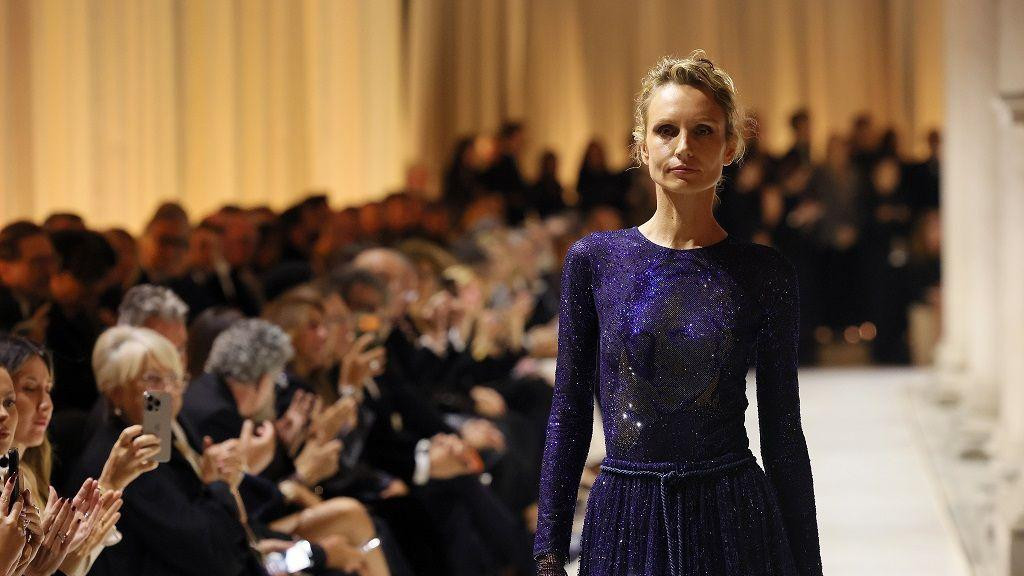 Haljina koju je nosila letonska manekenka Agnes Zogla sadržala je suptilnu sliku Armanijevog lica