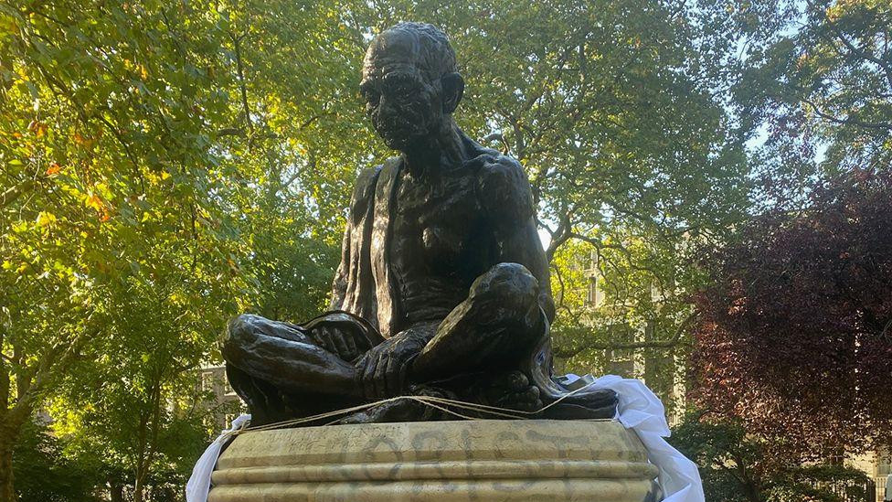 Vandalizovani spomenik Mahatmi Gandiju u Londonu