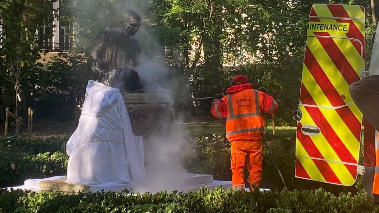 Čišćenje spomenika Mahatmi Gandiju u Londonu